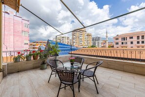 Outdoor dining - New Bazaar Panorama by PikHost (Tiranë)