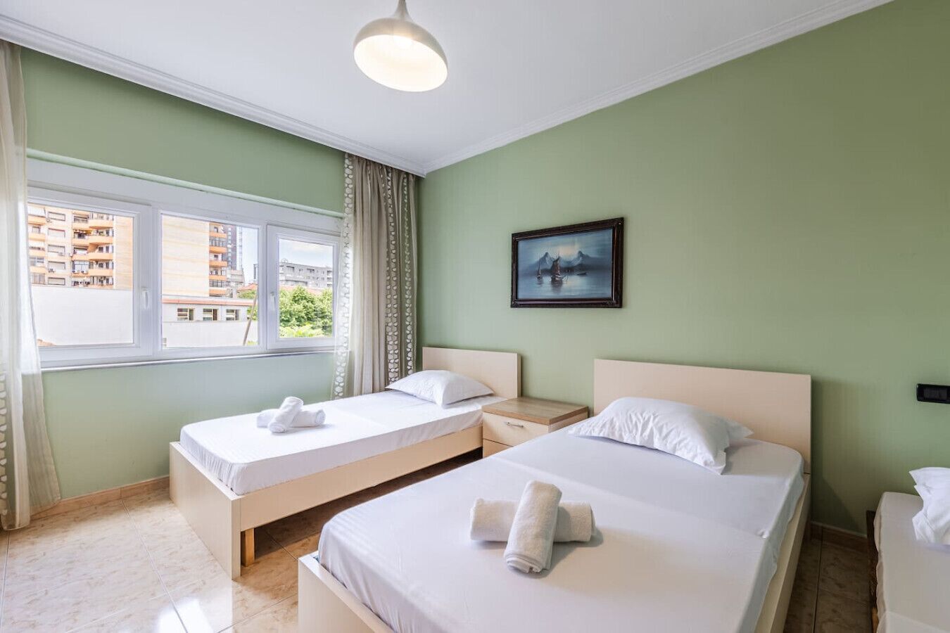 2 slaapkamers, een strijkplank/strijkijzer, gratis wifi, beddengoed