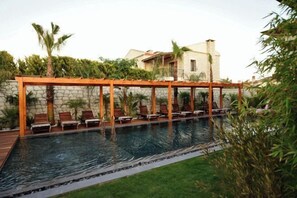 حمام سباحة خارجي