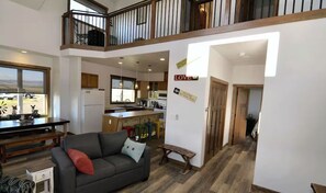 Living area - The Thompson Field Cottage

In The Heart of Gallatin Valley (Belgrade)