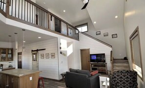 Living area - The Thompson Field Cottage

In The Heart of Gallatin Valley (Belgrade)