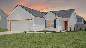 Exterior - Quaint Cottage-3BR/2B House with Arcade and Fire Pit in Quiet Part of Hope Mills (Hope Mills)