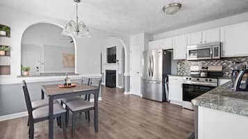 Een magnetron, een oven, een kookplaat, een vaatwasser