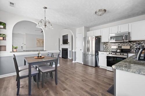 Quaint Cottage-3BR/2B House with Arcade and Fire Pit in Quiet Part of Hope Mills