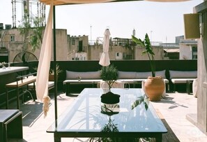 Outdoor dining - Mona Athens (Athens)