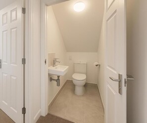 Een haardroger, een bidet, handdoeken, zeep