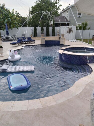 CHARMER! POOL and HOT TUB!Great location short walk-golf cart ride to downtown❤️