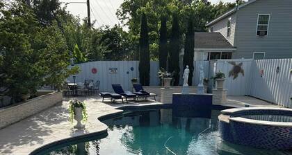 CHARMER! POOL and HOT TUB!Great location short walk-golf cart ride to downtown❤️