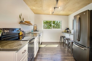Fridge, microwave, oven, stovetop - The Joshua Tree Whitmore House + Hot Tub (Joshua Tree)