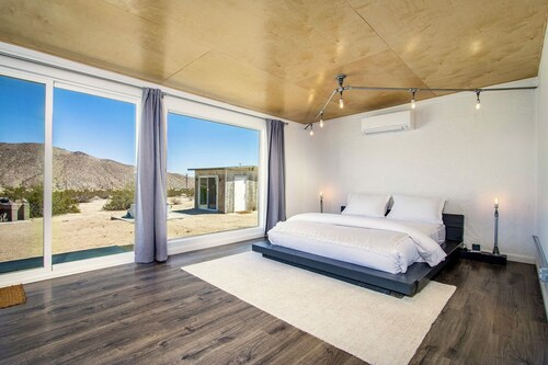 The Joshua Tree Whitmore House + Hot Tub