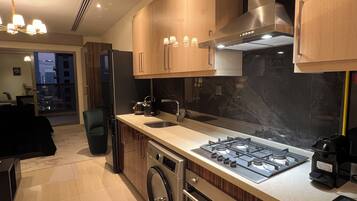 Microondas, horno, parrilla de estufa y lavavajillas