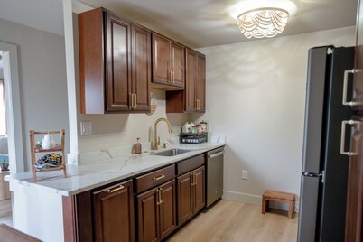 Charming 1-bedroom apartment. Pet friendly, King Bed, Washer & Dryer
