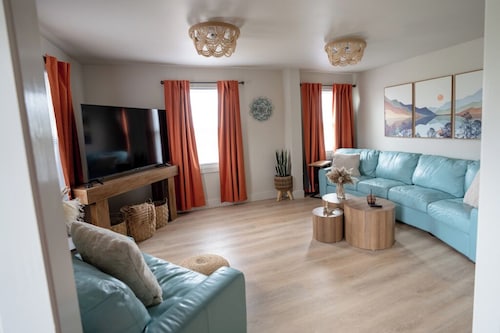 Charming 1-bedroom apartment. Pet friendly, King Bed, Washer & Dryer