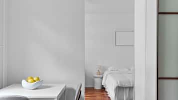 1 dormitorio, tabla de planchar con plancha, wifi y ropa de cama