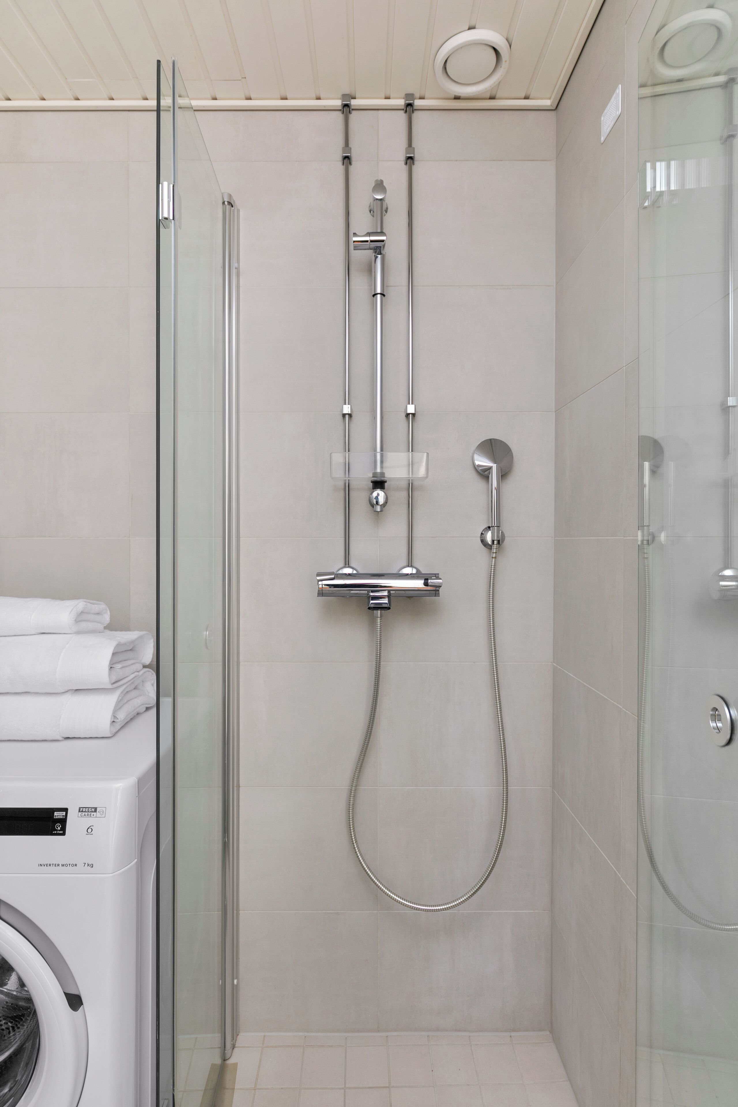 Sèche-cheveux, bidet, serviettes fournies, savon