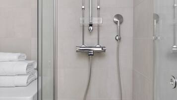 SĂšche-cheveux, bidet, serviettes fournies, savon