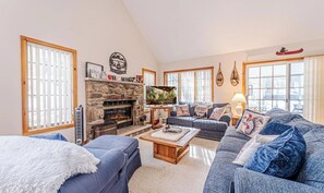 Smart TV, fireplace
