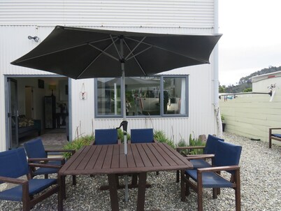 Fishing Lodge-boat parking, large living & entertainment spaces. Sleeps up to 10