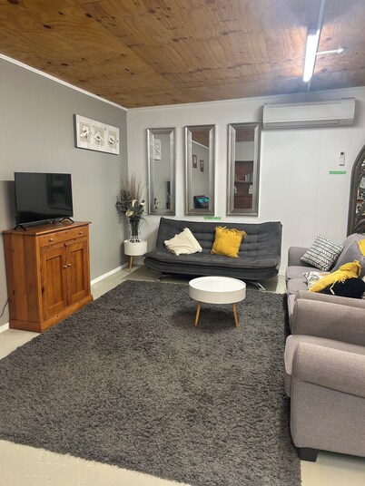 Fishing Lodge-boat parking, large living & entertainment spaces. Sleeps up to 10