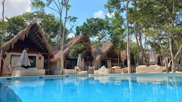 Hồ bơi ngoài trời