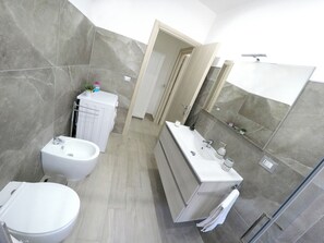 Douche, sèche-cheveux, bidet, serviettes fournies