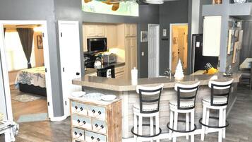 Frigorifero, microonde, forno, piano cottura