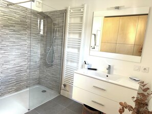 Shower, hair dryer, towels, soap - Family townhouse in Annecy (Annecy)