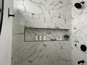 Ducha, secador de pelo, toallas, jabón