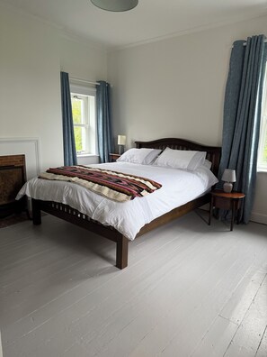 4 bedrooms, iron/ironing board, WiFi, bed sheets - Charming, recently refurbished 19th century 4 bedroom family home (Wellingtonbridge)