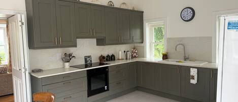 Een magnetron, een oven, een kookplaat, een vaatwasser