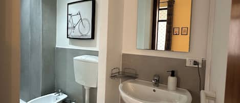Comfort-Apartment, Stadtblick | Badezimmer