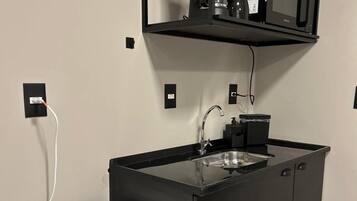 Miljøvennlige rengjøringsmidler, ismaskin og spisebord