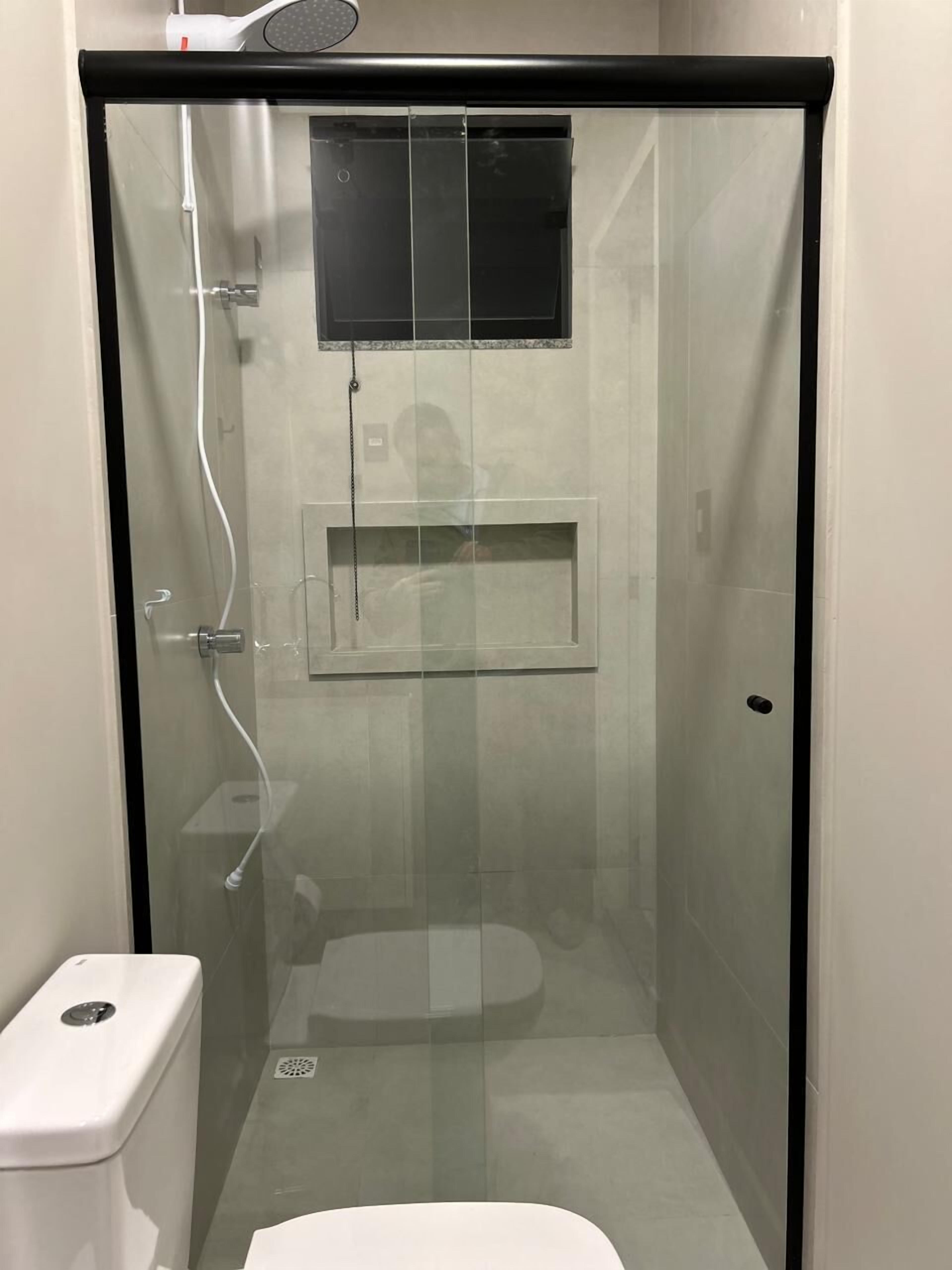 Ducha, secador de pelo, bidé y toallas