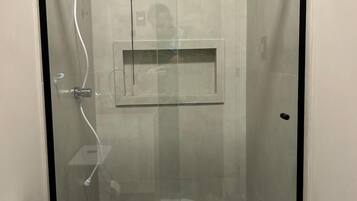 Chuveiro, secador de cabelo, bidê, toalhas de banho