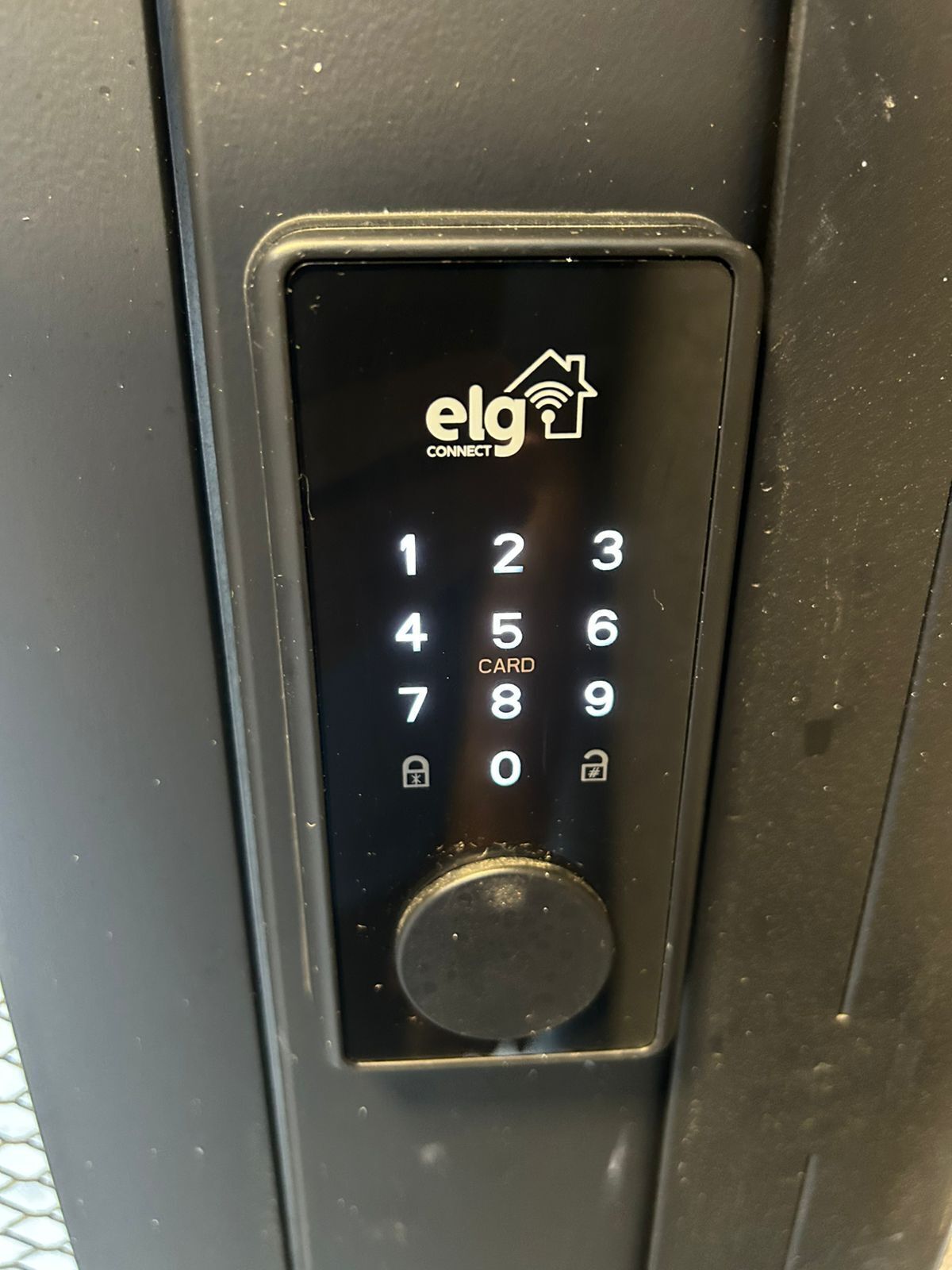 Un clavier doté d’un logo et de l’inscription « elg CONNECT » sur une surface métallique.