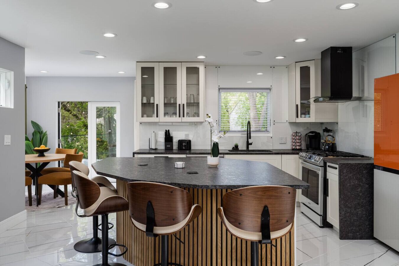 Geladeira, micro-ondas, fogão, cooktop