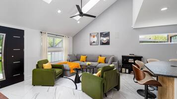 TV connectée, baby-foot, livres, chaßne hi-fi