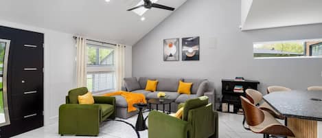 Smart-TV, Tischfußball, Bücher, Stereoanlage