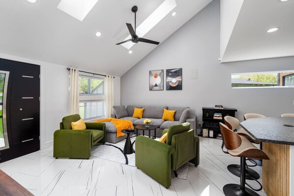 Älytelevisio, pöytäjalkapallopöytä, kirjoja, stereot