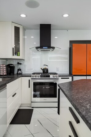 Refrigerador, microondas, horno y parrilla de estufa 