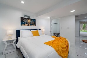 3 makuuhuonetta, työpöytä, silitysrauta/-lauta, vauvan matkasänky