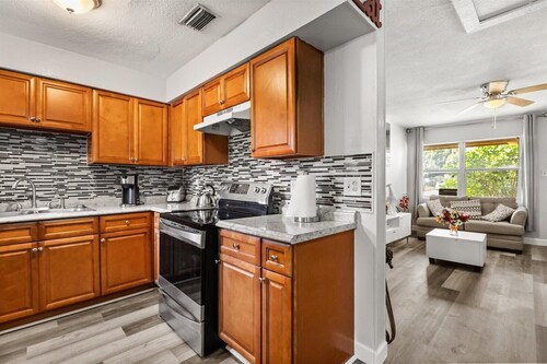 4-bedroom house in wonderful Orlando with WiFi, AC, and a large backyard.