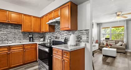 4-bedroom house in wonderful Orlando with WiFi, AC, and a large backyard.