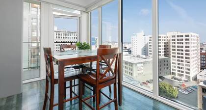 Stunning 3BR High-Rise Apartment with Pool, Spa & Rooftop Views