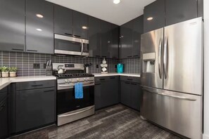 Refrigerador, microondas, horno y parrilla de estufa