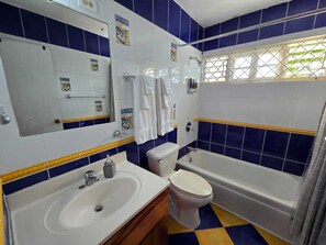 Towels, soap, toilet paper - Beachfront 2-bedroom Apartment in Tower Isle (Tower Isle)