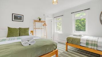 5 bedrooms, iron/ironing board, WiFi, bed sheets