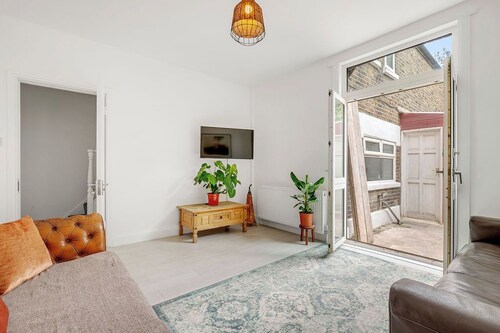 Newly Decorated, Spacious House with Parking and near Train Station