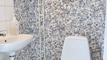 Basic Double Room, 2 Twin Beds, Shared Bathroom | Bathroom | Shower, hair dryer, towels, soap