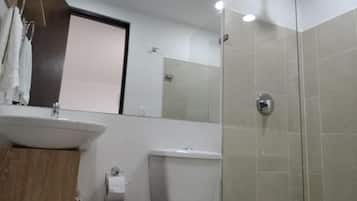 Chuveiro, chuveiro com efeito de chuva, toalhas de banho, sabonete
